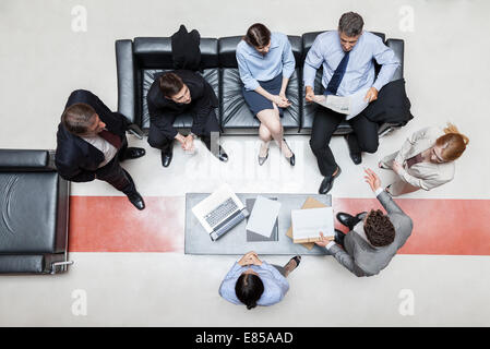 Führungskräfte in der Sitzung, obenliegende Ansicht Stockfoto