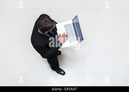 Geschäftsmann, stehen in der Lobby, mit Laptop-computer Stockfoto