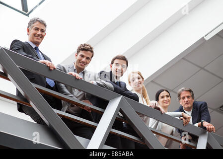 Team von Führungskräften zusammenstehen auf Balkon Stockfoto