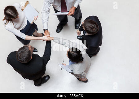 Führungskräfte, die Hände schütteln, Draufsicht Stockfoto