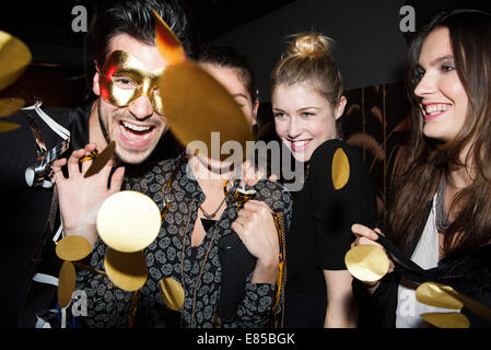 Freunde auf Party feiern Stockfoto