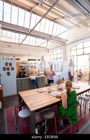 Landeauer Schokolade Torte mit Cappuccino, Messer & Gabel auf Tablett Stockfoto