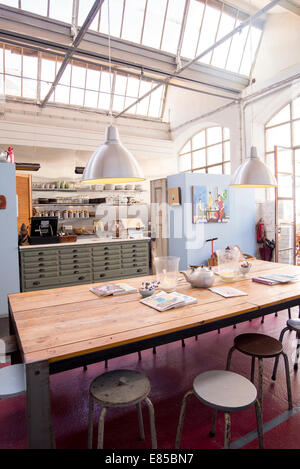 Landeauer Schokolade Torte mit Cappuccino, Messer & Gabel auf Tablett Stockfoto