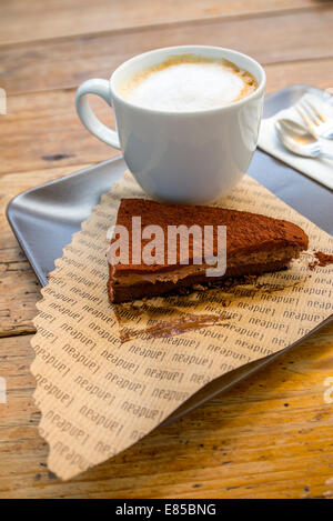 Landeauer Schokolade Torte mit Cappuccino, Messer & Gabel auf Tablett Stockfoto