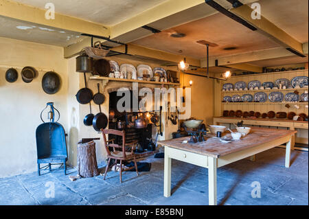 The Judge's Lodging, Presteigne, Powys, Großbritannien. Ein preisgekröntes Museum des viktorianischen Lebens. Die originale Küche im Keller mit funktionierenden Gaslampen Stockfoto