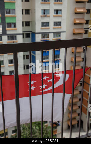 Blick vom sozialen Wohnungsbau HDB Immobilien in Singapur, mit Landesflagge Stockfoto