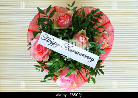 Happy Anniversary-Karte mit Herzen geformt rosa Rosen Stockfoto