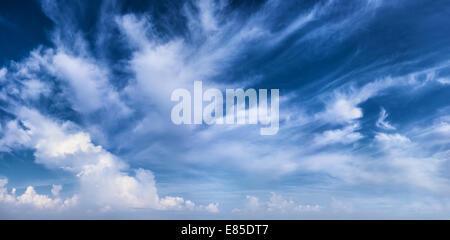 Schönen Tag Himmel mit weißen Wolken Stockfoto