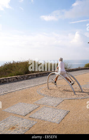 Senior Mann Ausübung auf outdoor-Ausrüstung. Stockfoto