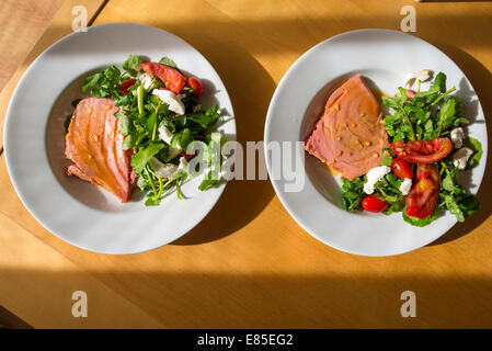 Marinierter Thunfisch-Steak mit Brunnenkresse geschnittene Tomaten, Mozzarella Stockfoto