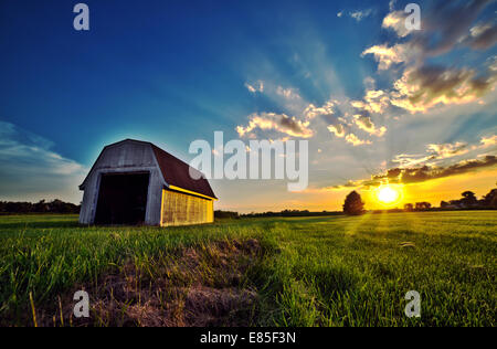 Hinterhof-Sonnenuntergang Stockfoto