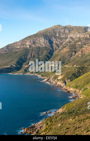 Ansicht Nord von Chapmans Peak entlang der Steilküste mit Blick auf den Atlantik, Kapstadt, Südafrika Stockfoto