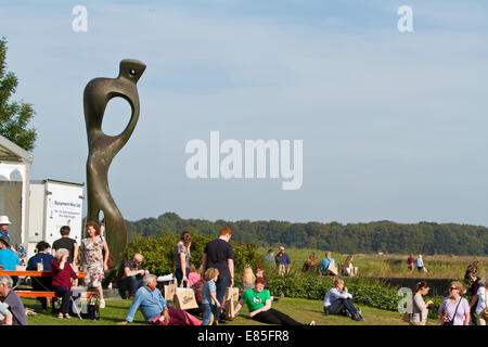 Große innere Form-Skulptur von Henry Moore auf dem Rasen an Snape Maltings in Suffolk Stockfoto