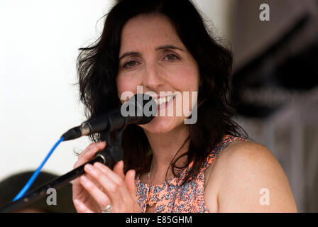 Die zeitgenössischen Jazz und Pop Sänger Jackie Collins von Stimme und Tasten farnham Food Festival 2014, Farnham, Surrey, Großbritannien. Stockfoto