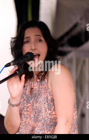 Die zeitgenössischen Jazz und Pop Sänger Jackie Collins von Stimme und Tasten farnham Food Festival 2014, Farnham, Surrey, Großbritannien. Stockfoto