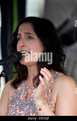 Die zeitgenössischen Jazz und Pop Sänger Jackie Collins von Stimme und Tasten farnham Food Festival 2014, Farnham, Surrey, Großbritannien. Stockfoto