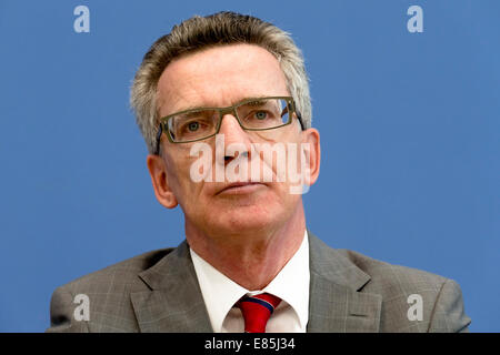 Berlin, Deutschland. 1. Oktober 2014. Dr. Thomas de Maizière, Minister des Innern und dem Präsidenten des deutschen Bundes kriminellen Untersuchung Büro Jörg Ziercke präsentieren das "Lagebild" der deutschen organisierten Kriminalität im Jahr 2013 im Haus der Bundespressekonferenz am 1. Oktober 2014 in Berlin, Deutschland. / Bild: Dr. Thomas de Maizière, Bundesminister des Innern. Bildnachweis: Reynaldo Chaib Paganelli/Alamy Live-Nachrichten Stockfoto