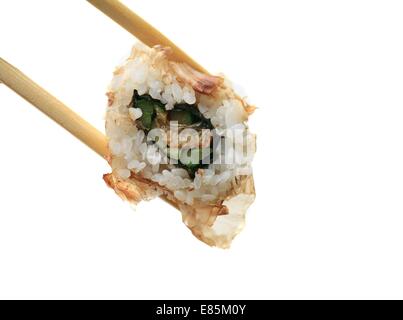 ein Sushi mit Thunfisch und zwei Stäbchen Stockfoto