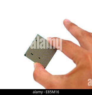 Rückseite der Mikroprozessor in der Hand isoliert auf weißem Hintergrund Stockfoto
