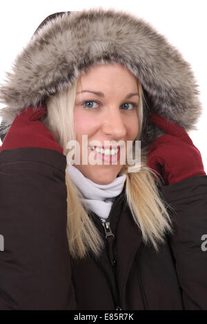 Lächelnde Frau frieren in der Kälte im Winter warme Kleidung und Handschuhe Stockfoto