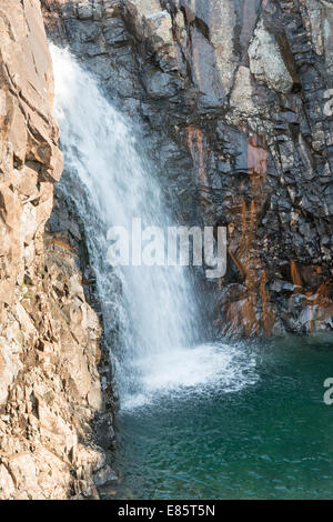 Ein Wasserfall auf der Fairy-Pools in der Nähe der Cuillin Berge Isle Of Skye Scotland UK Stockfoto