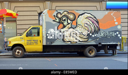 Ein Produkte-LKW mit bemalten Graffiti geparkt auf der Upper West Side von Manhattan, New York City Stockfoto