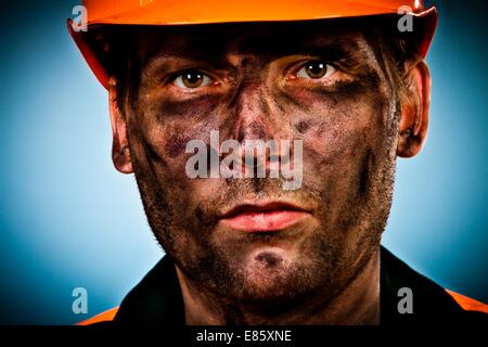Öl-Industrie Arbeiter auf blauem Hintergrund Stockfoto