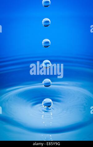 Drei Tropfen Wasser fallen nach unten Stockfoto