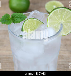 Kaltes Wasser mit Kohlensäure trinken mit Eiswürfeln und Limetten Stockfoto