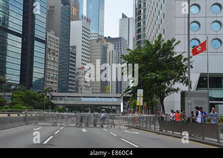 Am Mittwoch, 1. Oktober 2014, während ein Feiertag anlässlich des 65. Jahrestages der Gründung der Volksrepublik China, Teil einer Barrikade Blöcke Connaught Road Central als Tausende von jungen Menschen am vierten Tag der pro-Demokratie-Protest, bekannt als "Occupy Central", blockieren Verkehr auf Hauptstraßen in der Innenstadt von Hongkong. Die Stimmung ist weiterhin ruhig und gewaltfreie, während drei Tage zuvor, Demonstranten Tränengas und Pfefferspray Polizei in voller Kampfausrüstung konfrontiert. Bildnachweis: Stefan Irvine/Alamy Live-Nachrichten Stockfoto