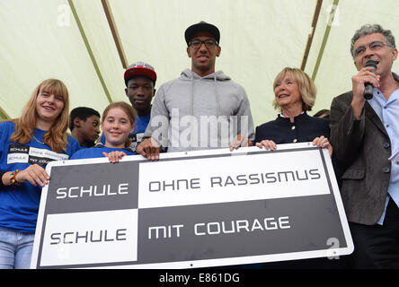 Deutsche Nationalmannschaft Fußball-Spieler Jerome Boateng FC Bayern Muenchen hält ein Schild auf dem Schulfest während seines Besuchs in der Ferdinand-von-Miller-Realschule in Fürstenfeldbruck (Bayern), Deutschland, 1. Oktober 2014. Die Schule von ca. 1.150 Studierende haben sich der Initiative "Schule gegen Rassismus - Schule mit Mut" heute. Der Besuch, bei dem Boateng die Schule Engagement würdigte, gehörte das Themenjahr "Gleiche Chancen. Immer. " (Gleiche Chancen. Immer.) des Amtes "Antidiskriminierung" der Bundesregierung. Foto: ANDREAS GEBERT/dpa Stockfoto