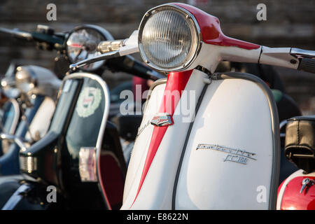 Oldtimer Motorroller, Vespas und Lambrettas zusammen außerhalb geparkt Stockfoto