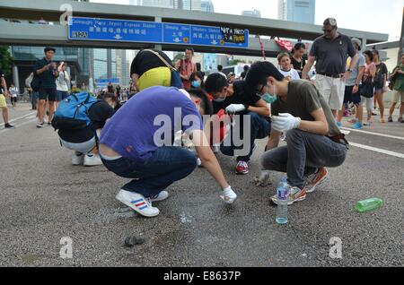 Auf Mittwoch, 1. Oktober 2014, während ein Feiertag anlässlich des 65. Jahrestages der Gründung der Volksrepublik China, sind Slogans und Graffiti aus den Straßen von Demonstranten selbst geschrubbt wie junge Menschen am vierten Tag der pro-Demokratie-Protest, bekannt als "Occupy Central", blockieren Verkehr auf Hauptstraßen in der Innenstadt von Hongkong teilnehmen. Die Stimmung ist weiterhin ruhig und gewaltfreie, während drei Tage zuvor, Demonstranten Tränengas und Pfefferspray Polizei in voller Kampfausrüstung konfrontiert. Bildnachweis: Stefan Irvine/Alamy Live-Nachrichten Stockfoto