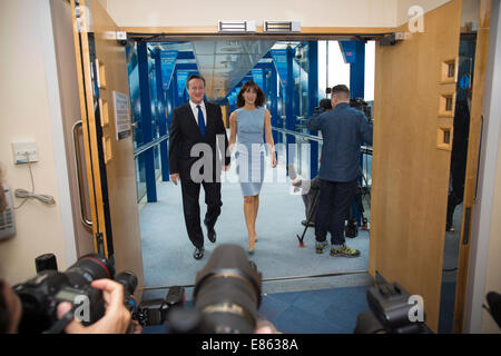 Birmingham, Vereinigtes Königreich. 1. Oktober 2014. Parteitag der konservativen, Birmingham, UK 01.10.2014 DAVID CAMERON Premierminister und Frau SAMANTHA CAMERON auf seinem Weg zum Key-Note-Rede am Parteitag der konservativen, Birmingham, UK Credit geben: Clickpics/Alamy Live News Stockfoto