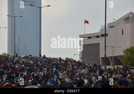 Hong Kong. 1. Oktober 2014. Am Mittwoch, 1. Oktober 2014, während ein Feiertag anlässlich des 65. Jahrestages der Gründung der Volksrepublik China, fliegt eine chinesische Flagge in der Kaserne der Befreiung-Armee der Leute, wie Tausende von jungen Menschen in den vierten Tag der pro-Demokratie-Protest, bekannt als "Occupy Central", blockieren Verkehr auf Hauptstraßen in der Innenstadt von Hongkong zu beteiligen. Die Stimmung ist weiterhin ruhig und gewaltfreie, während drei Tage zuvor, Demonstranten Tränengas und Pfefferspray Polizei in voller Kampfausrüstung konfrontiert. Bildnachweis: Stefan Irvine/Alamy Live-Nachrichten Stockfoto