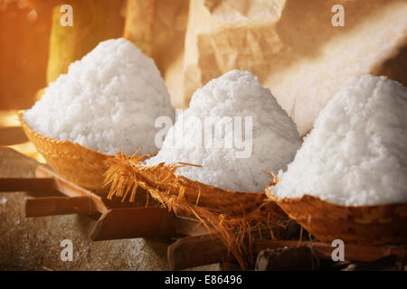 Salz in Körbe. Alte traditionelle Salzgewinnung auf der Insel Bali, Indonesien. Stockfoto