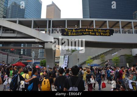 Hong Kong. 1. Oktober 2014. Mittwoch, 1. Oktober 2014, während ein Feiertag anlässlich des 65. Jahrestages der Gründung der Volksrepublik China, hängt ein Anti-China-Banner von einer Brücke, als Tausende in den vierten Tag der pro-Demokratie-Protest, bekannt als "Occupy Central", blockieren Verkehr auf Hauptstraßen in der Innenstadt von Hongkong teilnehmen. Die Stimmung ist weiterhin ruhig und gewaltfreie, während drei Tage zuvor, Demonstranten Tränengas und Pfefferspray Polizei in voller Kampfausrüstung konfrontiert. Bildnachweis: Stefan Irvine/Alamy Live-Nachrichten Stockfoto