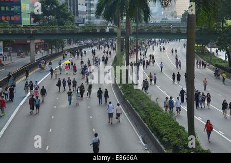 Hong Kong. 1. Oktober 2014. Auf Mittwoch, 1. Oktober 2014, während ein Feiertag anlässlich des 65. Jahrestages der Gründung der Volksrepublik China, ist eine Autobahn von der üblichen Staus geklärt, wie Tausende von jungen Menschen in den vierten Tag der pro-Demokratie-Protest, bekannt als "Occupy Central", blockieren Verkehr auf Hauptstraßen in der Innenstadt von Hongkong zu beteiligen. Die Stimmung ist weiterhin ruhig und gewaltfreie, während drei Tage zuvor, Demonstranten Tränengas und Pfefferspray Polizei in voller Kampfausrüstung konfrontiert. Bildnachweis: Stefan Irvine/Alamy Live-Nachrichten Stockfoto