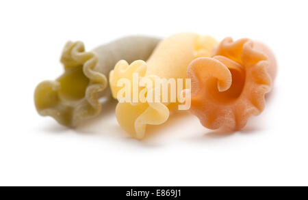 Campanelle Nudeln Tricolor, natürlich getönt mit Tomaten und Spinat, auch Gigli oder Riccioli genannt Stockfoto