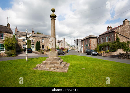 Markt-Kreuz in dem Dorf Austwick in Crummack Dale Yorkshire Dales England Stockfoto