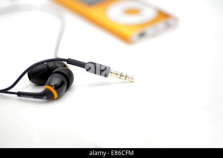 MP3-Player und Kopfhörer isoliert auf weißem Hintergrund niedrigen Winkel Stockfoto