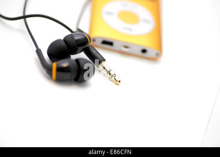 MP3-Player und Kopfhörer isoliert auf weißem Hintergrund niedrigen Winkel Stockfoto