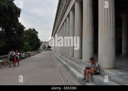 Menschen bei Stoa des Attalos in der antiken Agora. Stockfoto