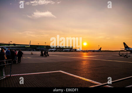 Passagiere, die Ryanair-Flugzeug am Flughafen Stansted UK Stockfoto