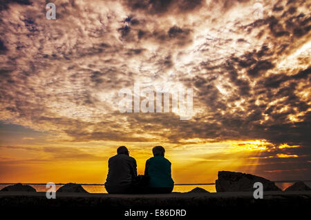 Älteres Paar mit Blick auf den Sonnenuntergang über Adria in Duino, Italien Stockfoto