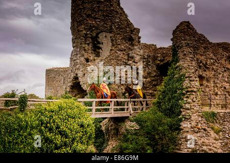 Pevensey Castle, East Sussex, UK. 1. Oktober 2014. Norman Cavalry Pfadfinder Aufrechnung von Pevensey Castle in East Sussex vor English Heritage Schlacht von Hastings Re-Inszenierung, die Battle Abbey am 11. und 12. Oktober zurückgibt. Die Fahrer werden etwa 17 Meilen über zwei Tage aus dem Bereich Reisen wo die Invasionsarmee Norman am Ende September 1066, auf dem Schlachtfeld landete.  Sie tragen werden authentische Rüstungen und Waffen, darunter genietet Maille Kettenhemden, Schwerter, Schilde und Lanzen und auf 11. Jahrhundert Stil Sättel montiert. Bildnachweis: Jim Holden/Alamy Live N Stockfoto