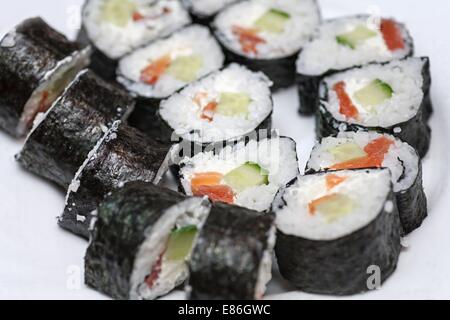 Roll-Closeup auf weißem Hintergrund Stockfoto