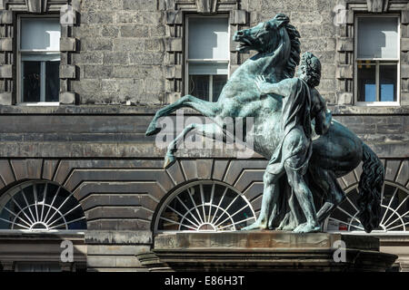 Skulptur von Alexander & Bucephalus durch John Steell. Edinburgh City Chambers, Altstadt Stockfoto