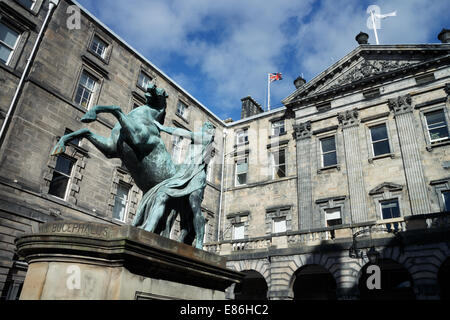 Skulptur von Alexander & Bucephalus durch John Steell. Edinburgh City Chambers, Altstadt Stockfoto