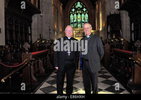 Armagh, Irland. 1. Oktober 2014. Erzbischof Justin Welby, Recht, Erzbischof von Canterbury und Leiter der weltweiten Anglikanischen Kirchengemeinschaft ist willkommen, St. Patricks Kathedrale von Erzbischof Richard Clarke, Primas von Irland und Leiter der Church of Ireland, zu Beginn der Erzbischof Welby historischen erster Besuch in Irland. Erzbischof von Canterbury Besuch in Irland St. Patricks Kathedrale, Armagh. Bildnachweis: LiamMcArdle/Alamy Live-Nachrichten Stockfoto